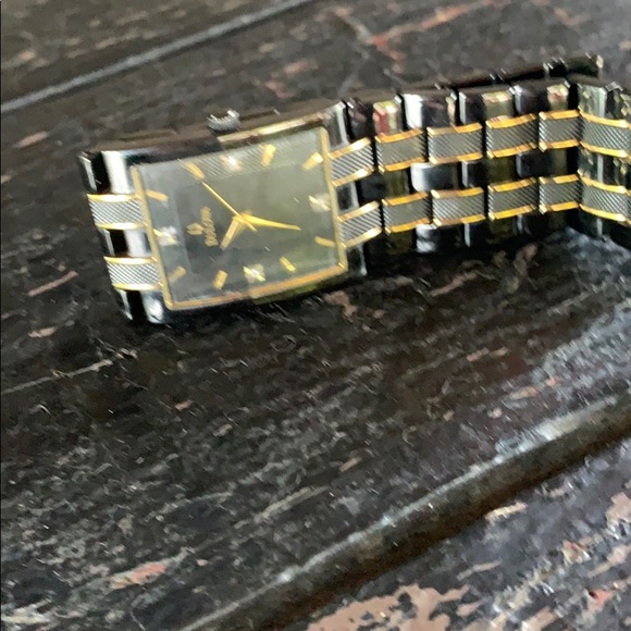 A bulova watch - Picture 3 of 5
